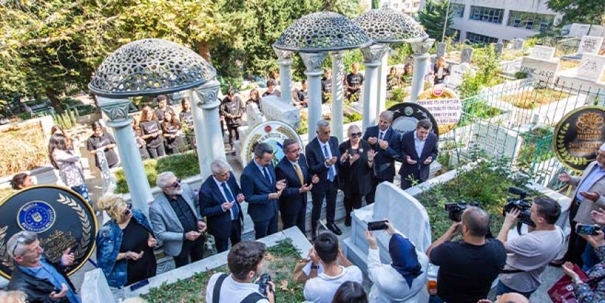 Sanat güneşi Zeki Müren vefatının 28. yılında Bursa'da kabri başında anıldı